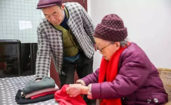 老人107歲了,卻比50歲的人身體好,面色紅潤、腰背挺直、耳不聾眼不花,她說:這種菜我從不吃