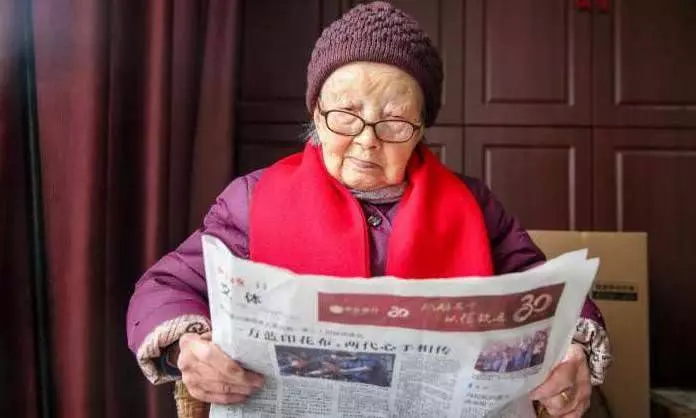 老人107歲了,卻比50歲的人身體好,面色紅潤、腰背挺直、耳不聾眼不花,她說:這種菜我從不吃