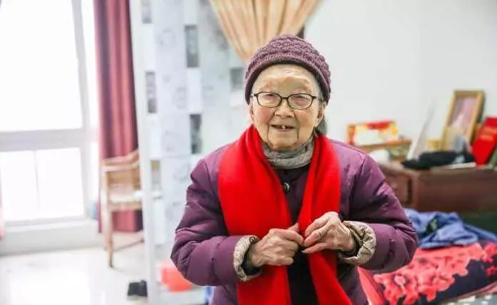 老人107歲了,卻比50歲的人身體好,面色紅潤、腰背挺直、耳不聾眼不花,她說:這種菜我從不吃