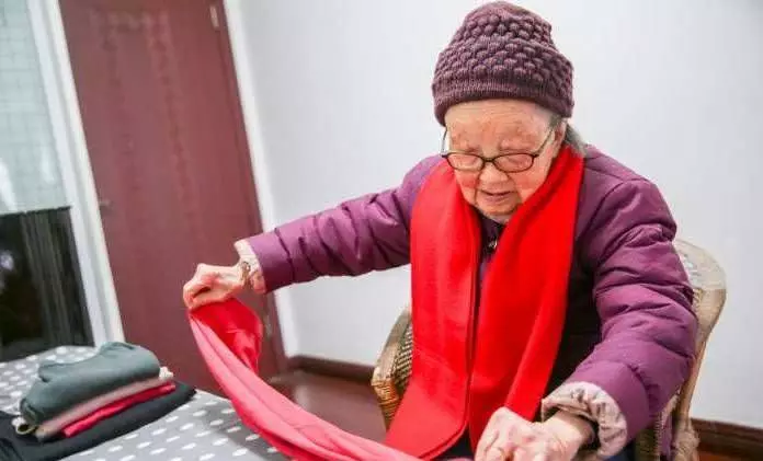 老人107歲了,卻比50歲的人身體好,面色紅潤、腰背挺直、耳不聾眼不花,她說:這種菜我從不吃