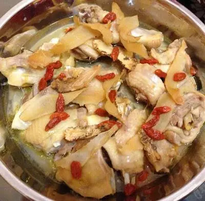 【紹興酒當歸藥材蒸雞的 3 個做法】食材雖簡單,但非常滋補,調配後蒸出來味道一級棒哦!