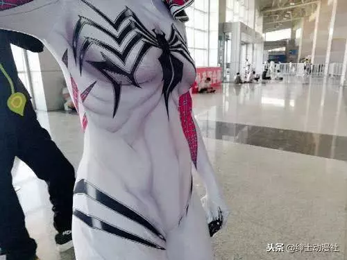 毒液小姐姐白色緊身衣現身漫展,胸前圖案大讚,網友:趕緊拍照!
