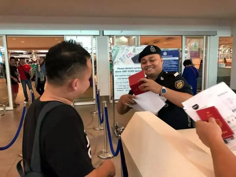 損友竟然來這招! 男子拿「特大登機證」上機 空姐一看到都快笑暈了 - ,,