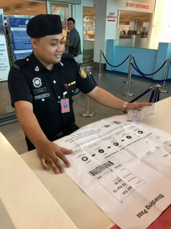 損友竟然來這招! 男子拿「特大登機證」上機 空姐一看到都快笑暈了 - ,,