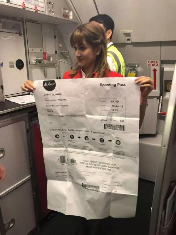 損友竟然來這招! 男子拿「特大登機證」上機 空姐一看到都快笑暈了 - ,,