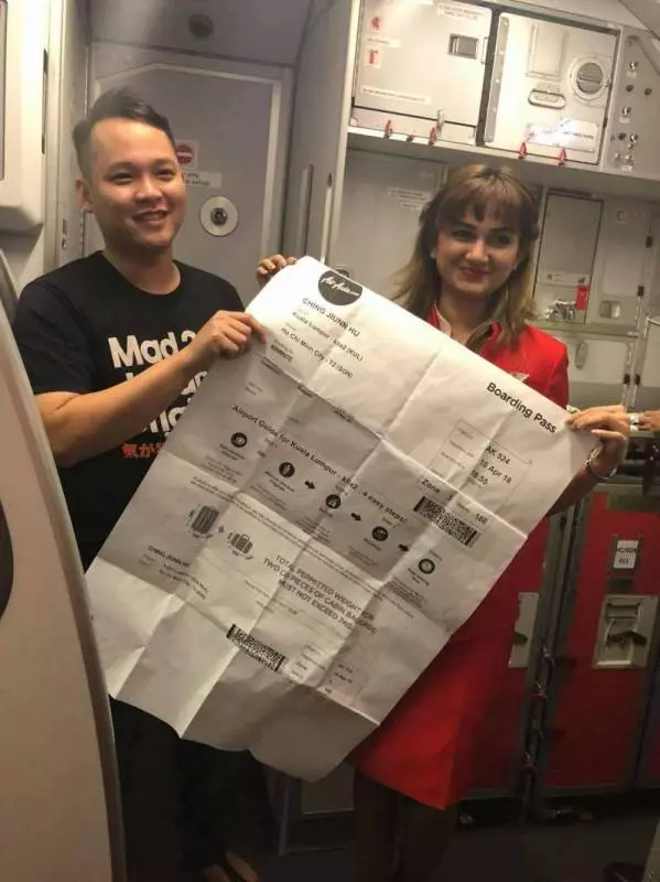 損友竟然來這招! 男子拿「特大登機證」上機 空姐一看到都快笑暈了 - ,,