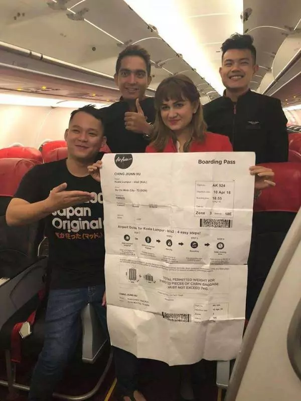 損友竟然來這招! 男子拿「特大登機證」上機 空姐一看到都快笑暈了 - ,,