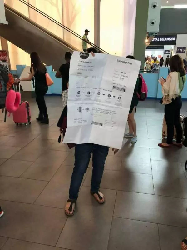 損友竟然來這招! 男子拿「特大登機證」上機 空姐一看到都快笑暈了 - ,,