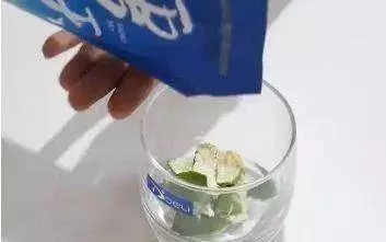 把食鹽和橘子皮放一起,能省不少錢,男人女人都可以用