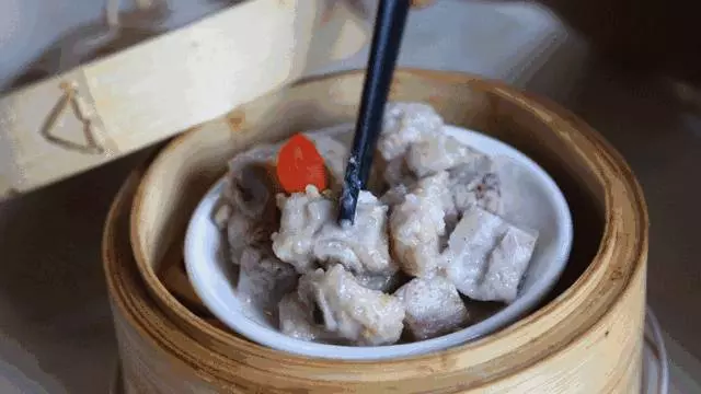 芋頭蒸排骨,排骨和它是絕配,不用加一滴水,好吃還不上火,是秋冬進補佳品