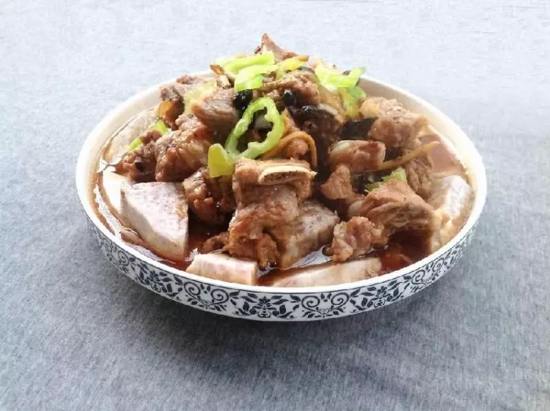 芋頭蒸排骨,排骨和它是絕配,不用加一滴水,好吃還不上火,是秋冬進補佳品