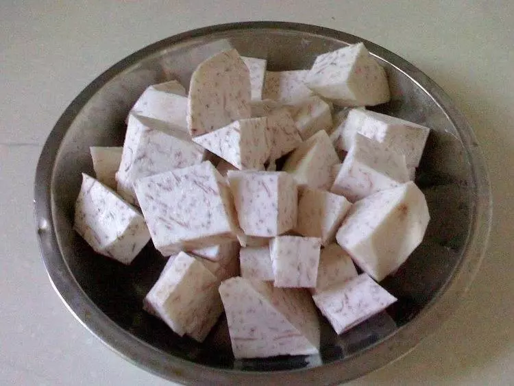 芋頭蒸排骨,排骨和它是絕配,不用加一滴水,好吃還不上火,是秋冬進補佳品