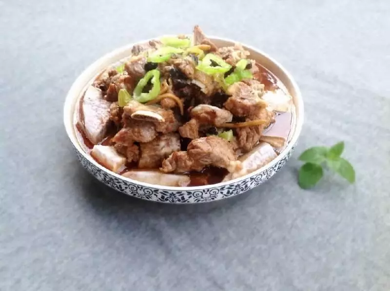 芋頭蒸排骨,排骨和它是絕配,不用加一滴水,好吃還不上火,是秋冬進補佳品