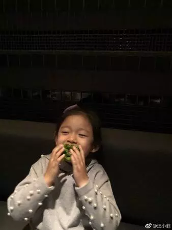 大S和4歲女兒五官「100%神複製」! 網友:像姐妹