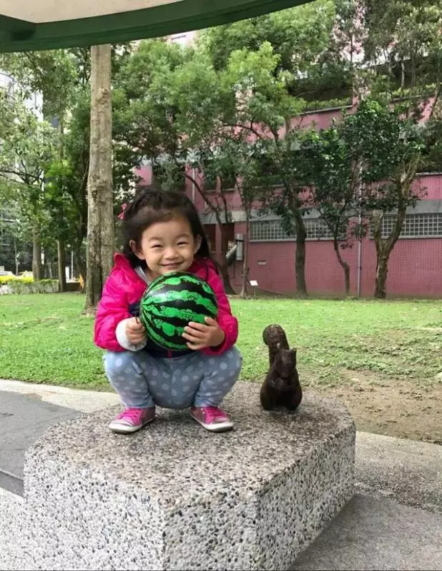 大S和4歲女兒五官「100%神複製」! 網友:像姐妹
