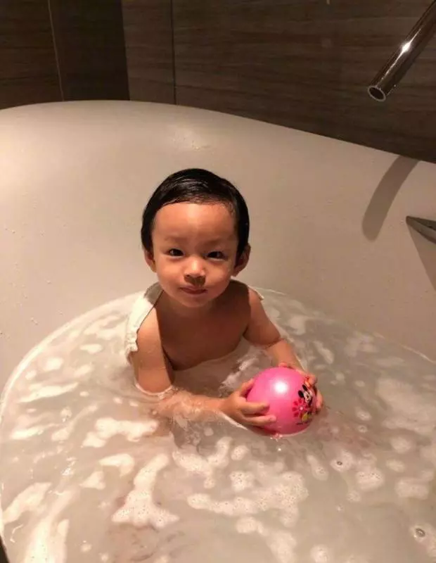大S和4歲女兒五官「100%神複製」! 網友:像姐妹