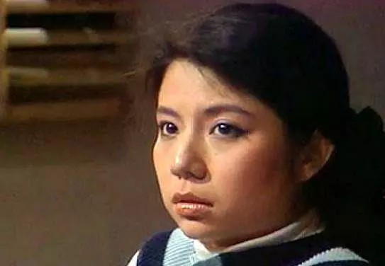 曾是黃家駒的未婚妻,30年如一日帶著求婚戒指,今56歲依舊單身!