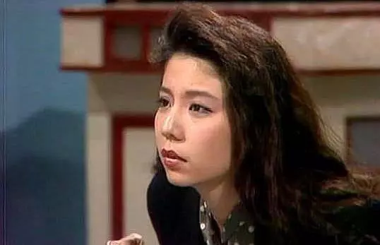 曾是黃家駒的未婚妻,30年如一日帶著求婚戒指,今56歲依舊單身!