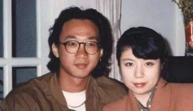 曾是黃家駒的未婚妻,30年如一日帶著求婚戒指,今56歲依舊單身!