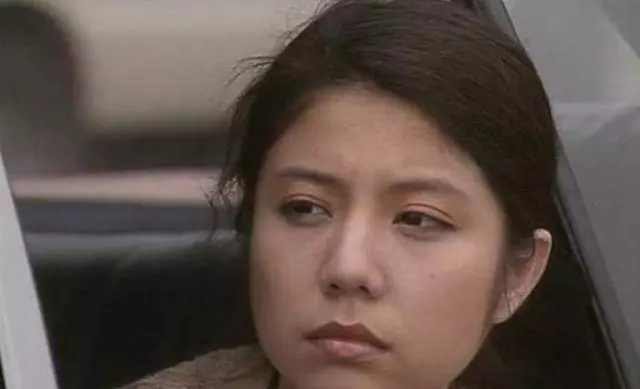 曾是黃家駒的未婚妻,30年如一日帶著求婚戒指,今56歲依舊單身!