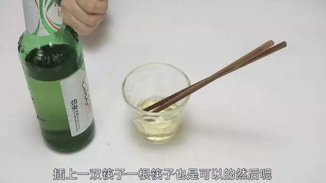 倒啤酒總是起泡沫?教你2個不起泡沫的方法,學起來吧!