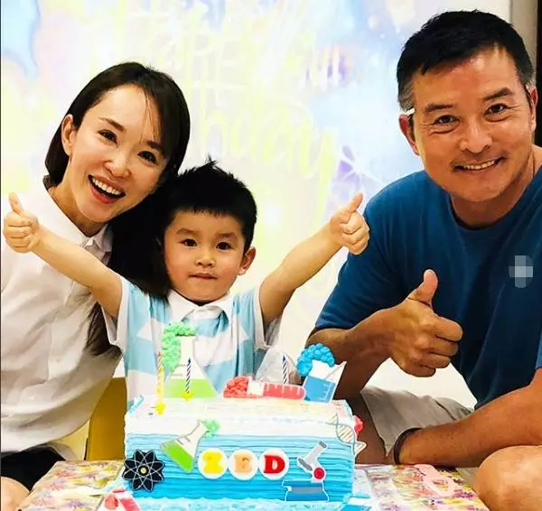 李銘順曬與兒子Zed合影,兒子換了髮型超搶鏡,你說像誰呢?