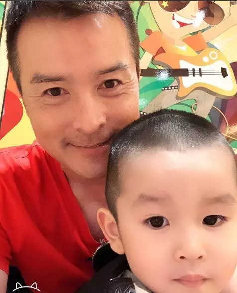 李銘順曬與兒子Zed合影,兒子換了髮型超搶鏡,你說像誰呢?