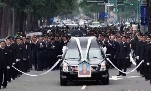 世界第一黑幫老大去世,90000馬仔送行,追悼會出動200000警察維持次序!!