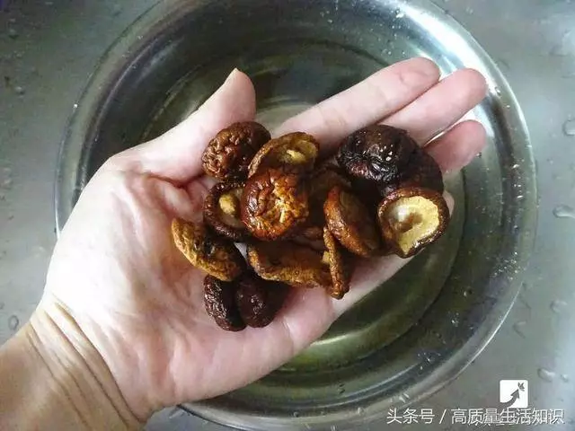這樣泡發香菇只要兩分鐘,省了很多時間