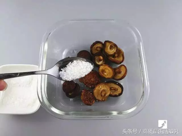這樣泡發香菇只要兩分鐘,省了很多時間