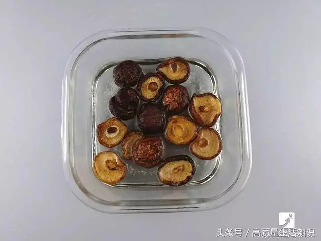 這樣泡發香菇只要兩分鐘,省了很多時間
