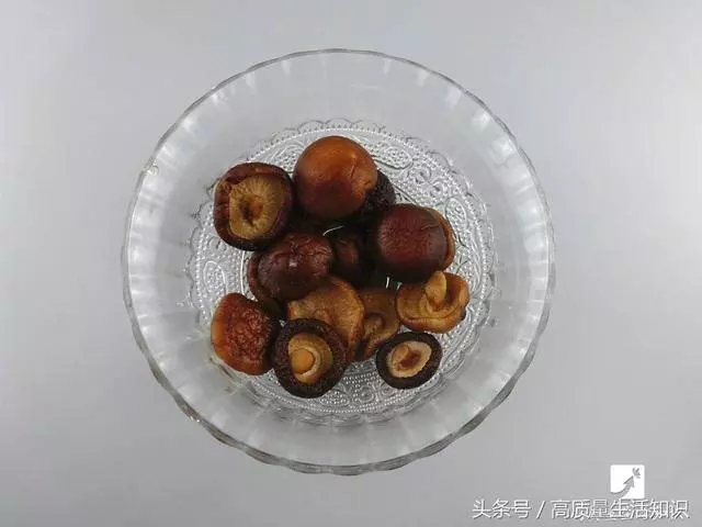 這樣泡發香菇只要兩分鐘,省了很多時間