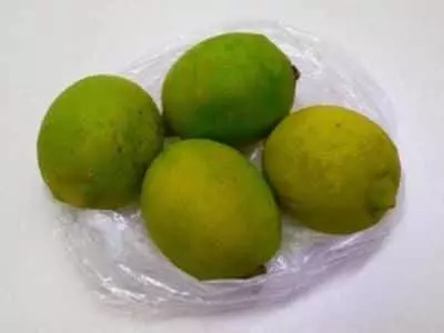 萬能「冷凍檸檬片」的做法!擺在冰箱裡隨用隨取,只是沒想到還能這樣用!