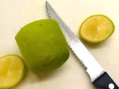 萬能「冷凍檸檬片」的做法!擺在冰箱裡隨用隨取,只是沒想到還能這樣用!