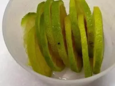萬能「冷凍檸檬片」的做法!擺在冰箱裡隨用隨取,只是沒想到還能這樣用!