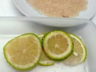 萬能「冷凍檸檬片」的做法!擺在冰箱裡隨用隨取,只是沒想到還能這樣用!