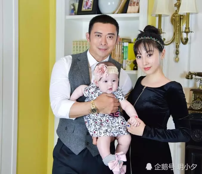 樊少皇嬌妻曬女兒正面照,網友大呼:像芭比娃娃