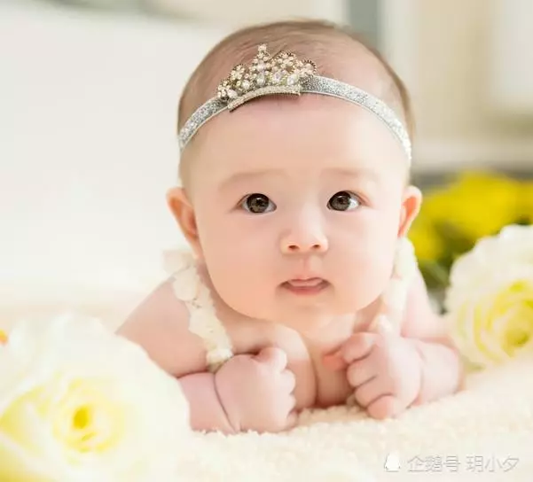 樊少皇嬌妻曬女兒正面照,網友大呼:像芭比娃娃