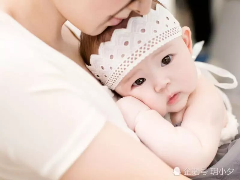 樊少皇嬌妻曬女兒正面照,網友大呼:像芭比娃娃