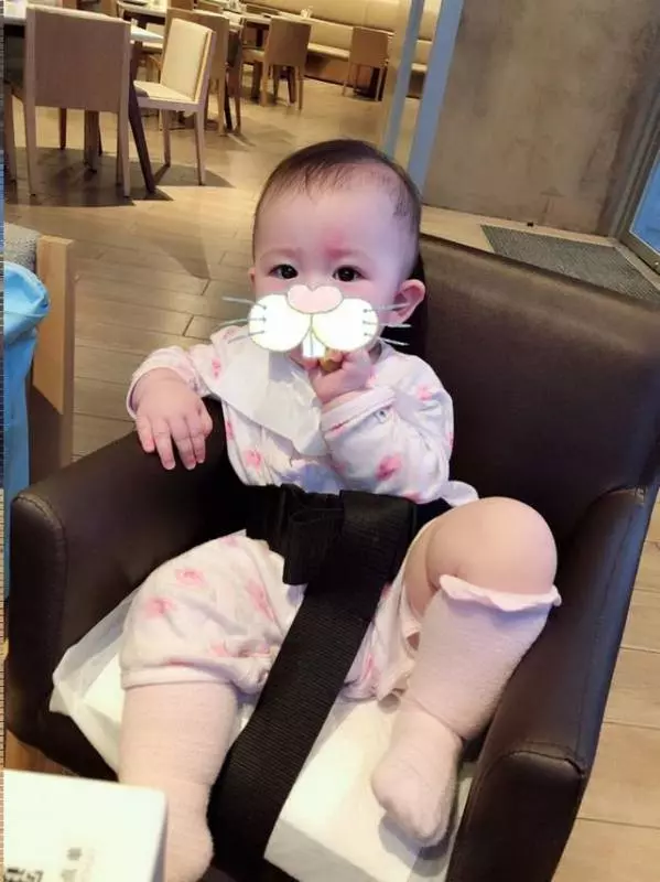 樊少皇嬌妻曬女兒正面照,網友大呼:像芭比娃娃