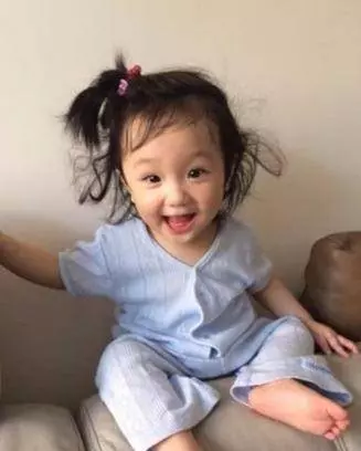 林心如2歲女兒美的過分,繼承父母的優點,真是個大眼「睫毛精」