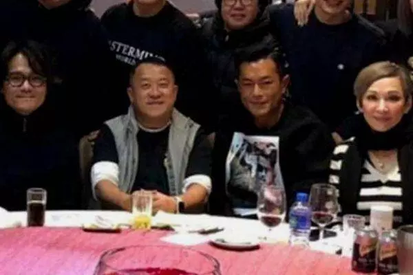 昔日罕見合照:曾志偉與兩女星嬉鬧,旁邊藍潔瑛表情很微妙
