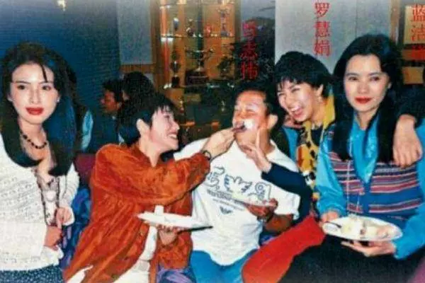 昔日罕見合照:曾志偉與兩女星嬉鬧,旁邊藍潔瑛表情很微妙