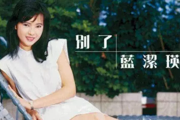 昔日罕見合照:曾志偉與兩女星嬉鬧,旁邊藍潔瑛表情很微妙