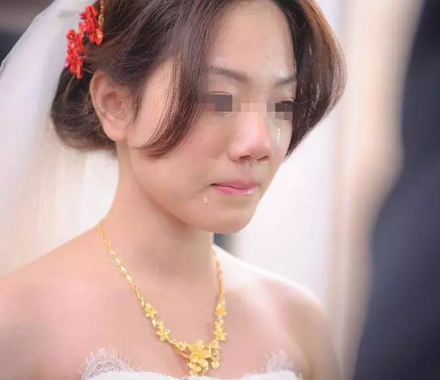 新郎接親路上被堵,霸氣新娘開車「送自己」,網友感動點贊千萬!