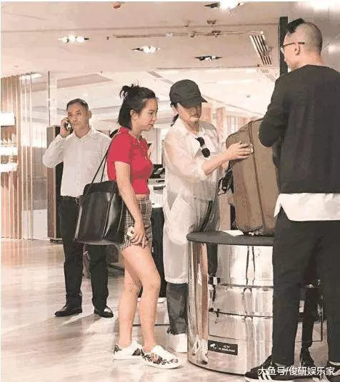 林青霞與17歲女兒逛街!網友:分不清母女,完美避開媽媽所有優點