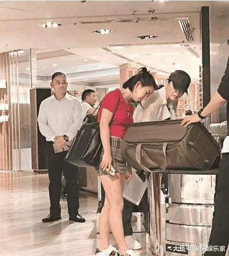 林青霞與17歲女兒逛街!網友:分不清母女,完美避開媽媽所有優點