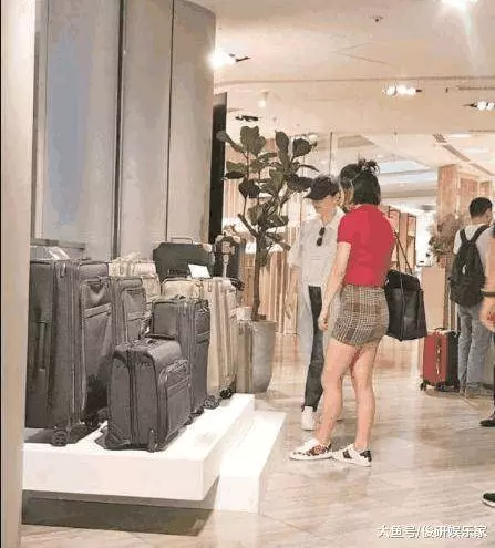 林青霞與17歲女兒逛街!網友:分不清母女,完美避開媽媽所有優點