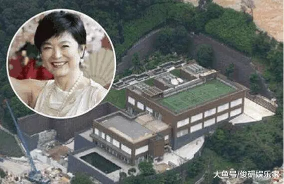 林青霞與17歲女兒逛街!網友:分不清母女,完美避開媽媽所有優點