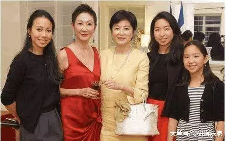 林青霞與17歲女兒逛街!網友:分不清母女,完美避開媽媽所有優點